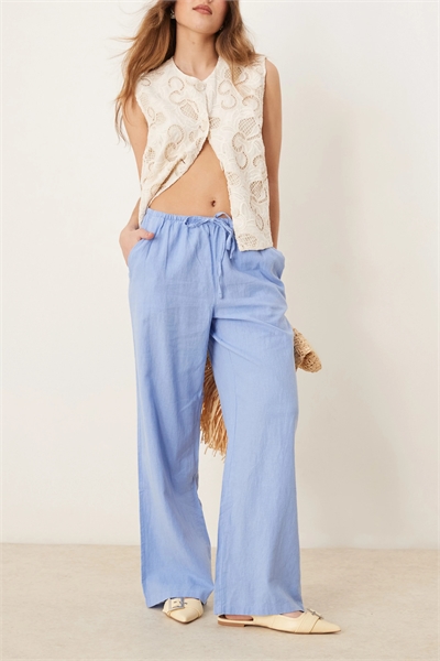 Брюки из смесовой ткани с широкими брючинами и шнурком на талии артикул 141737536