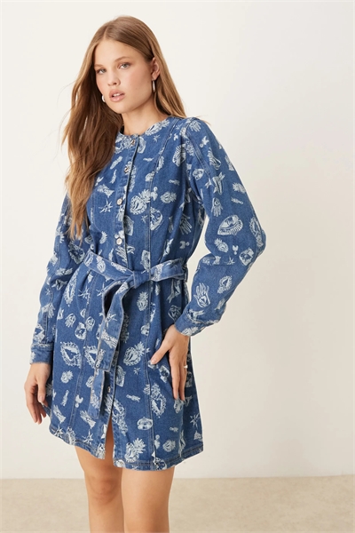 Мини-платье из денима с завязкой на талии артикул 150263247