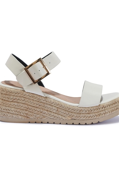 Стильные и удобные сандалии на танкетке с открытым носком и ремешком с пряжкой артикул 156517860