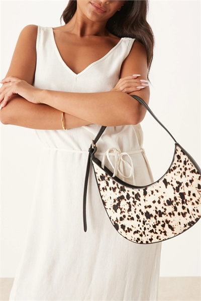 Сумка через плечо из натуральной кожи с принтом под кожу коровы, асимметричным вырезом и пряжкой артикул 148195898