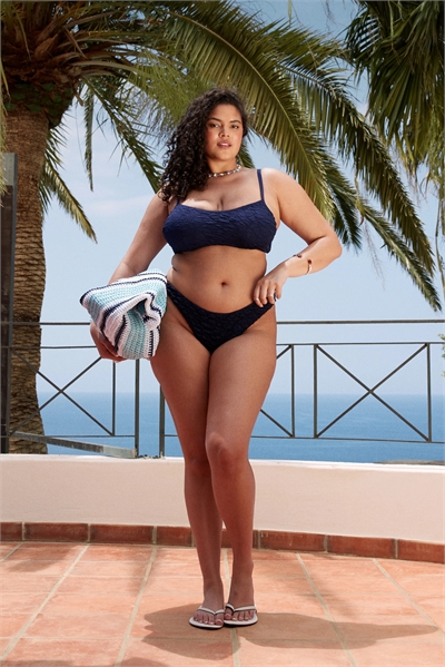 ASOS DESIGN Curve Courtney: бикини-топ с скрытыми косточками и фактурной отделкой артикул 143359823