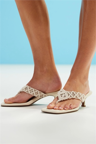 Сандалии на низком каблуке с переплетённой ремешками в стиле гавайского плетения артикул 140917757