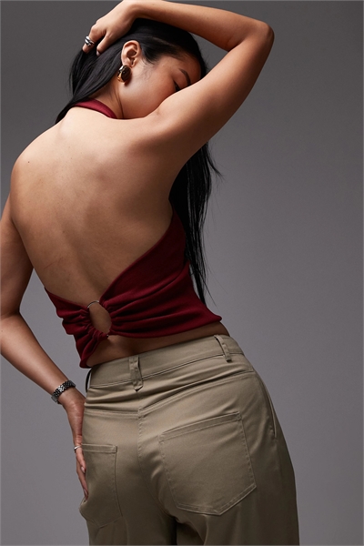 Компактный трикотажный топ с завязками за шеей артикул 150200898