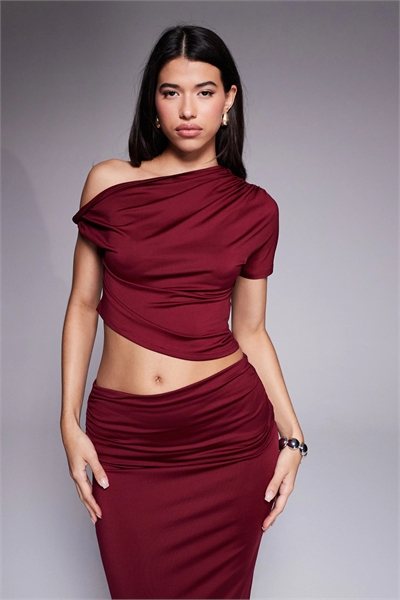 Эксклюзивный укороченный топ с асимметричным вырезом, открытыми плечами, облегающим силуэтом и закрученными деталями co-ord артикул 149999930