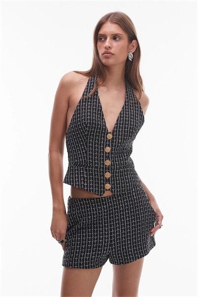 Андре застегивает шорты артикул 150228369