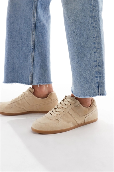 Стильные и лаконичные кроссовки на шнурках артикул 146995271