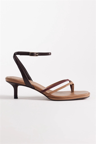 Сандалии с открытым носком, минималистичным дизайном, ремешками и низким каблуком артикул 152155282