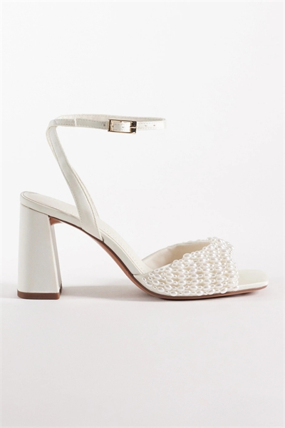 Сандалии на среднем каблуке с едва заметным блоком и украшением из жемчуга артикул 152466461