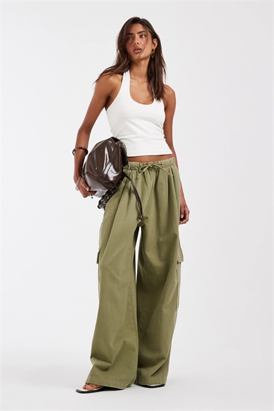 Двухслойный топ с минималистичным вырезом за шеей артикул 153758319