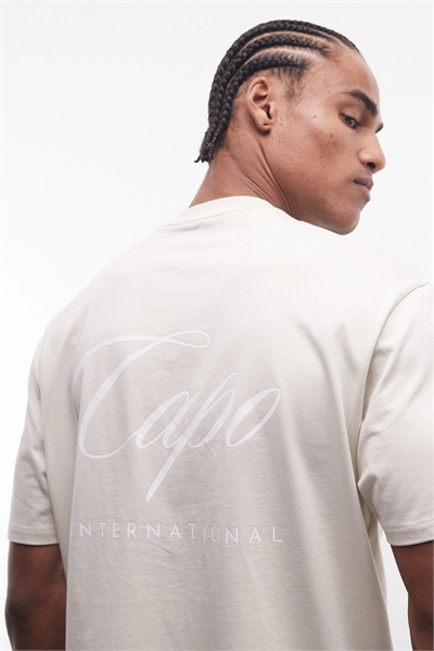 Футболка с международным логотипом на спине артикул 156088255