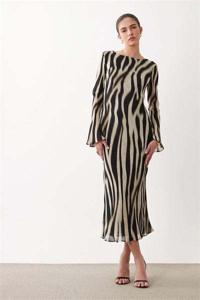 Макси-платье с длинными рукавами, расклешенными к низу артикул 155128918