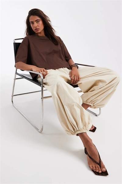 Короткая футболка прямого кроя артикул 153750639