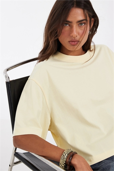 Короткая футболка прямого кроя артикул 153750887