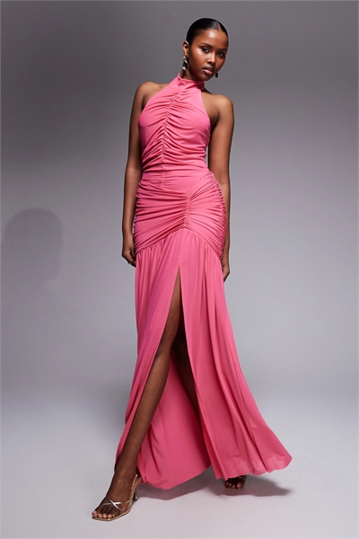 Макси-платье с драпировкой по фигуре, сборками, драпированным подолом и открытым разрезом артикул 154999484