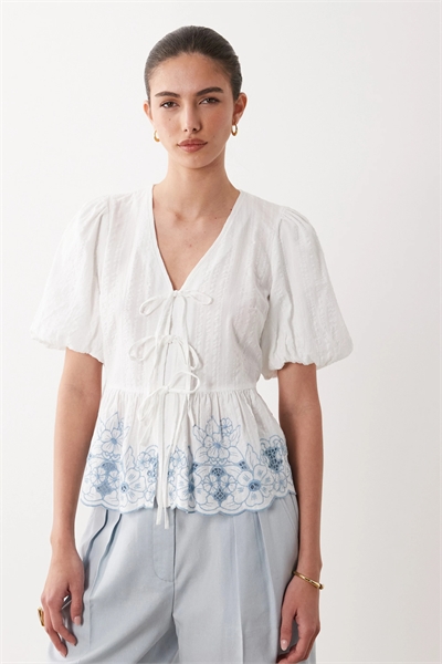 Топ из хлопка с рукавами-буфетками, завязками и контрастной вышивкой в стиле «Овен» артикул 154033266