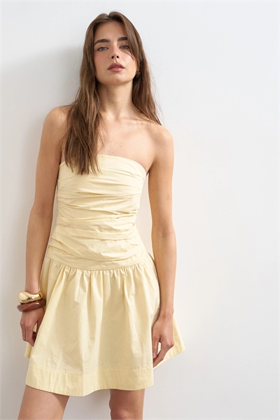 Мини-платье с оборками и повязкой на груди артикул 147764109