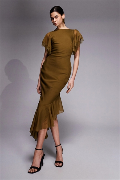 Платье средней длины с высоким вырезом, рукавами-крылышками и асимметричным подолом, украшенное кружевной отделкой артикул 154642884