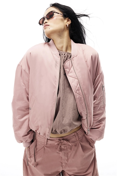 Бомбер с расклешенным подолом и рюшами артикул 155848455