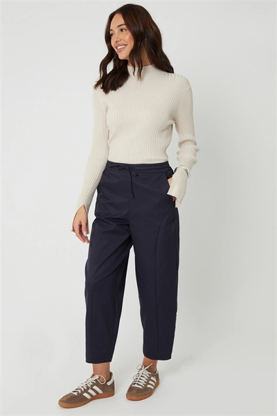 Брюки с зауженными штанинами и изогнутыми швами артикул 155550454