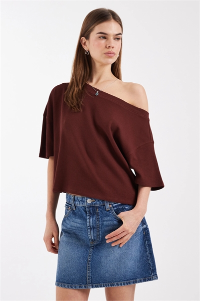 Футболка с открытыми плечами и вафельной текстурой артикул 153908377