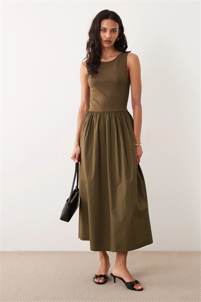 Платье-миди без рукавов с зауженной талией артикул 153883322