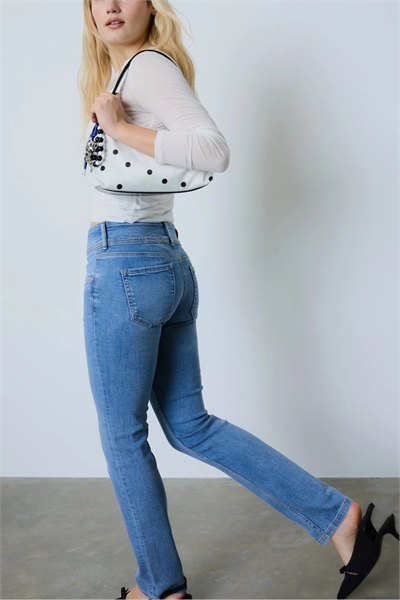 Джинсы с низкой посадкой и зауженным кроем артикул 156387739