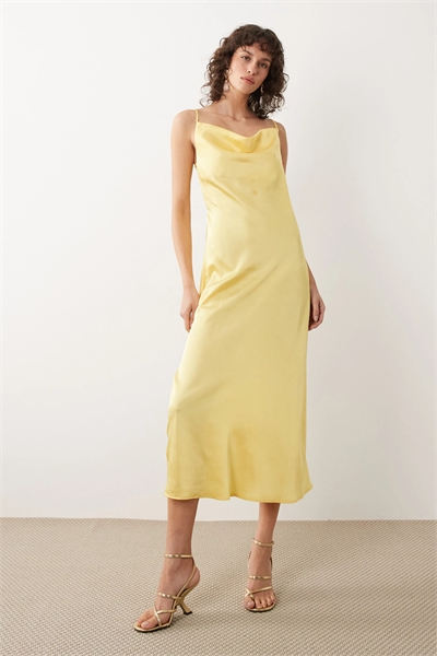 Платье средней длины с атласным воротником-капюшоном артикул 155515944