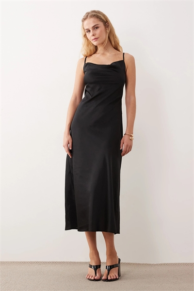 Платье средней длины с атласным воротником-капюшоном артикул 155515940