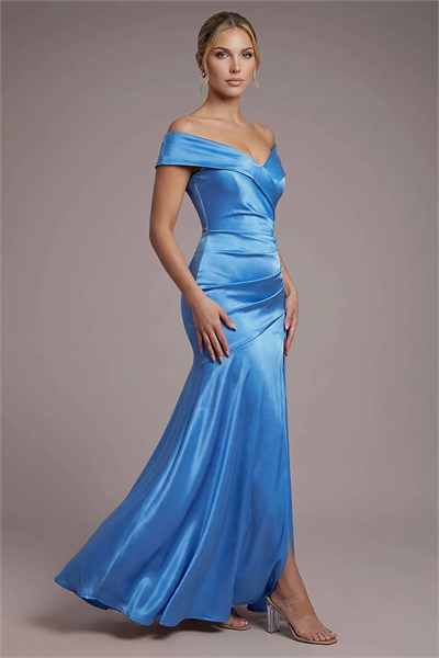 Атласное макси-платье с открытыми плечами и плиссировкой артикул 156254962