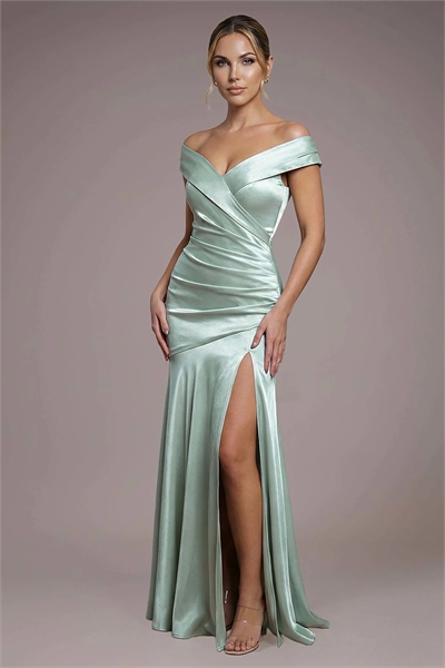 Атласное макси-платье с открытыми плечами и плиссировкой артикул 156255051