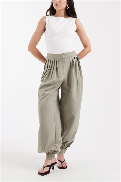 Брюки с заутюженными складками спереди и расклешенными штанинами артикул 154032915