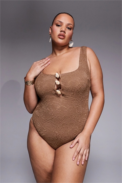 ASOS DESIGN Curve Riley Revenge — купальник из полимерной ткани с квадратным вырезом, подчеркивающий фигуру артикул 151864492