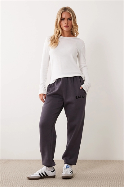 Джоггеры из хлопковой смеси с вышитым логотипом и манжетами артикул 142045636