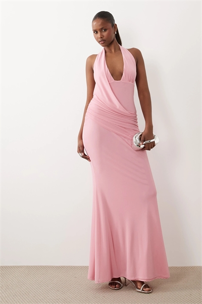 Макси-платье с открытыми плечами и драпированным поясом артикул 156527708