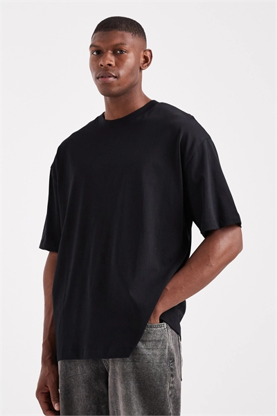 Объемная футболка свободного кроя артикул 154035079