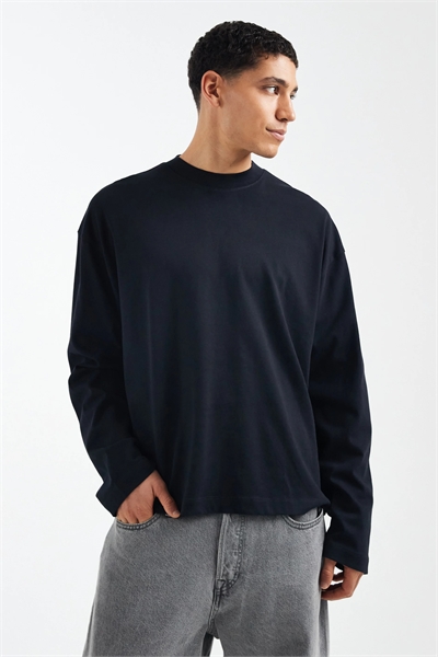 Объемная футболка свободного кроя с длинными рукавами артикул 152930755