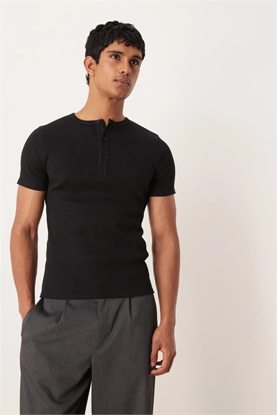 Футболка из плотной ткани для супертяжеловесов с воротником-хенли артикул 150937892