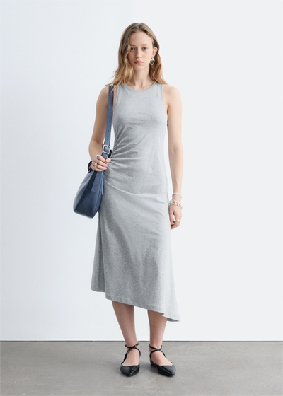 Асимметричное платье средней длины с рюшами артикул 1323103001