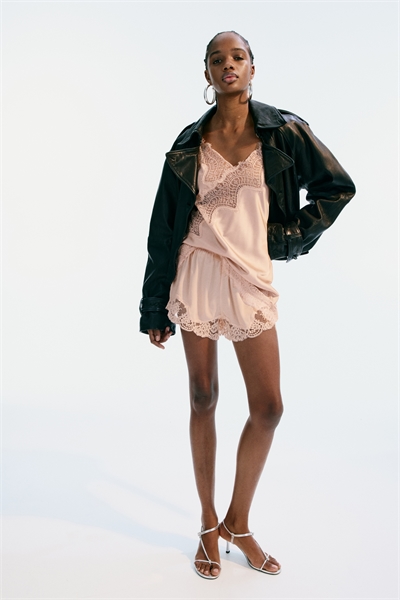 Атласный топ на бретелях с кружевной отделкой артикул 1323131001