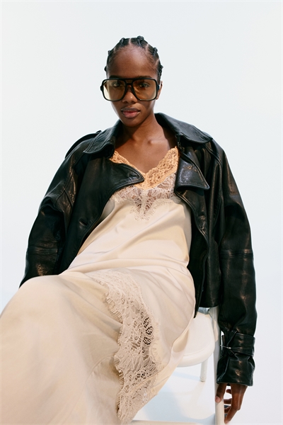 Атласное платье с кружевной отделкой артикул 1323736001