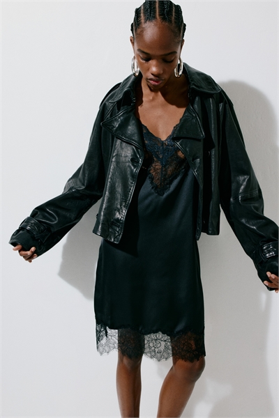 Атласное платье с кружевной отделкой артикул 1323736002