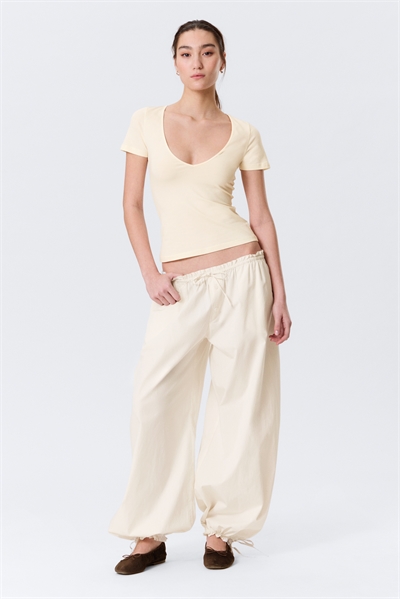 Облегающая футболка с глубоким V-образным вырезом артикул 1326566003