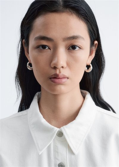 Серьги-кольца с рельефным узором артикул 1333962002