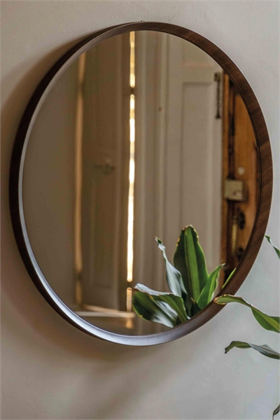 Зеркало в круглой деревянной раме артикул 1360027001