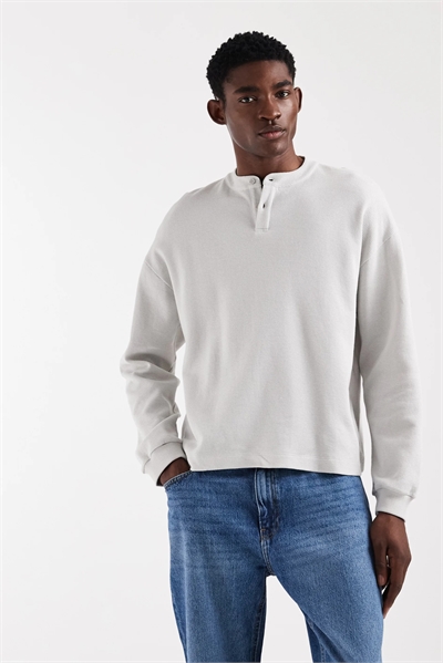 Футболка свободного кроя с длинными рукавами и воротником-хенли артикул 156007964