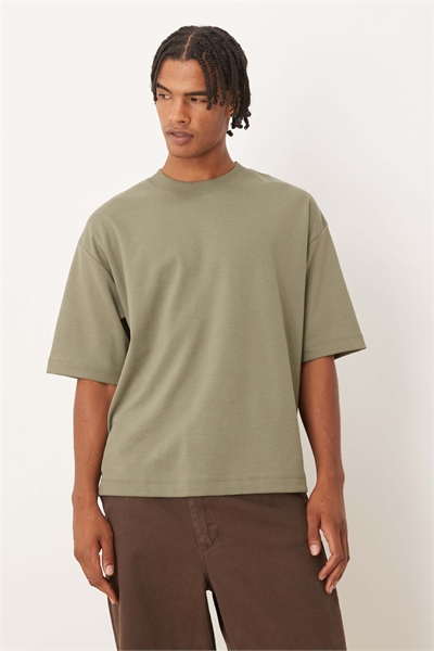 Объемная футболка свободного кроя из плотной ткани артикул 149654555