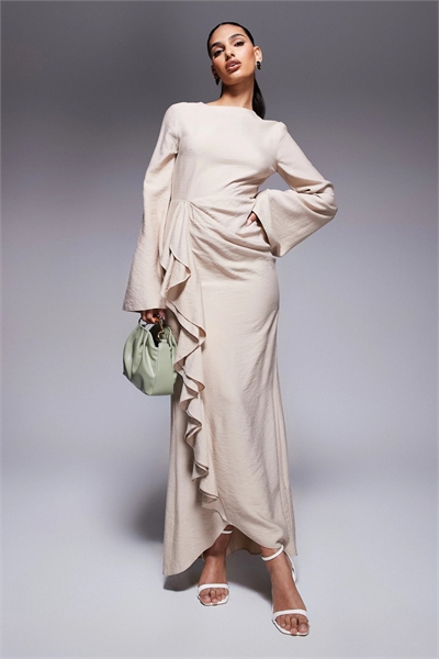 Льняное макси-платье с длинными рукавами и юбкой с оборками артикул 143055811