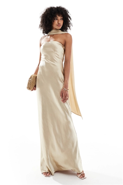 Атласное макси-платье для подружки невесты с шифоновым шарфом на шее артикул 148920642