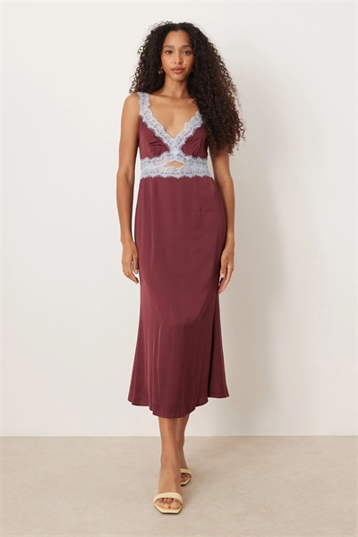 Атласное платье средней длины с контрастной кружевной отделкой от Mimi артикул 150263237