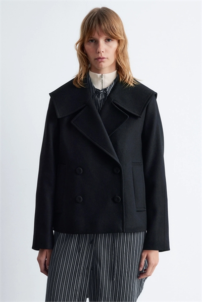 Короткий бушлат с манжетами на ремешках артикул 150204958